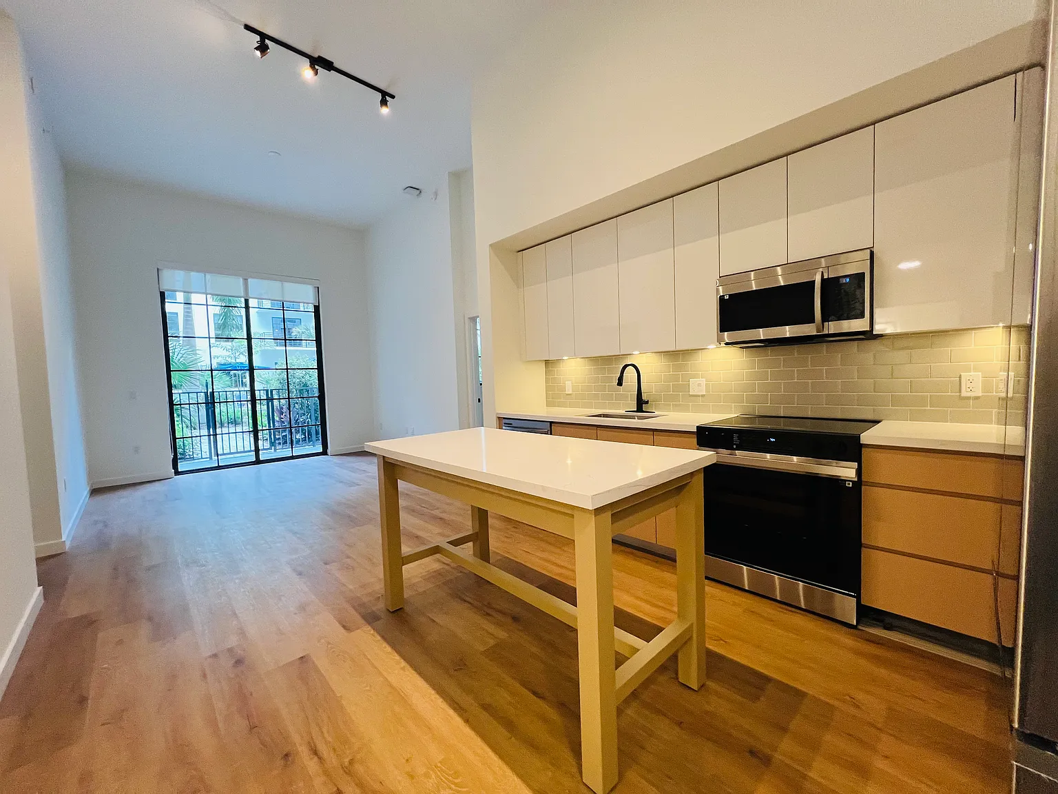 2 bed, 1100 sqft, $3,750 — Photo 4
