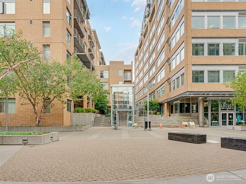 5th image of 701 Columbia Street #414