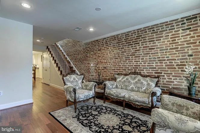 538 Newton Pl NW — Photo 2