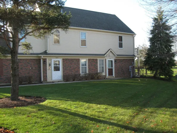 304 University Ln #6, Elk Grove Village, IL 60007