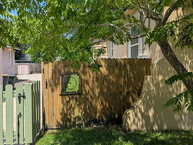 2343 Broadmoor Ln — Photo 2