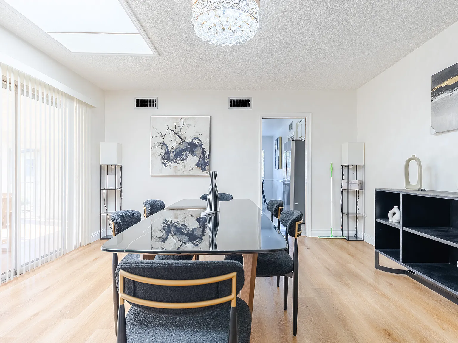 4 bed, 2700 sqft, $9,800 — Photo 3