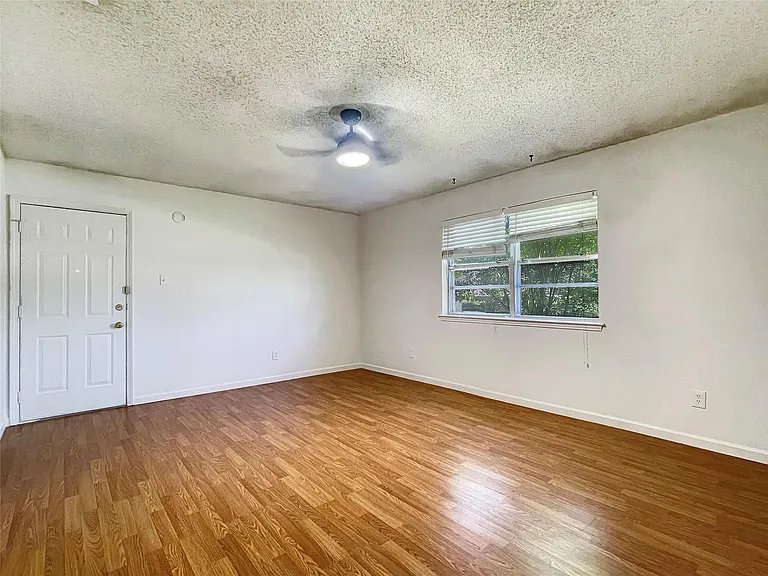 7000 Lincoln Dr — Photo 6