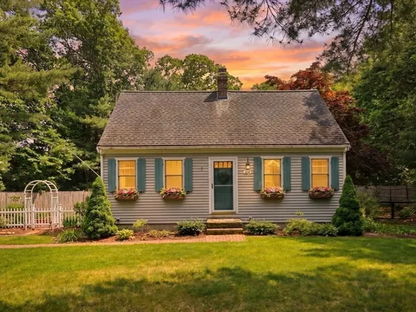 195 Knotty Pine Ln, Barnstable, MA 02630