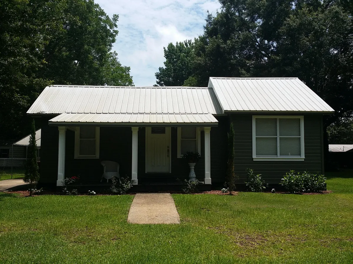 Building Photo - W Begonia Ave