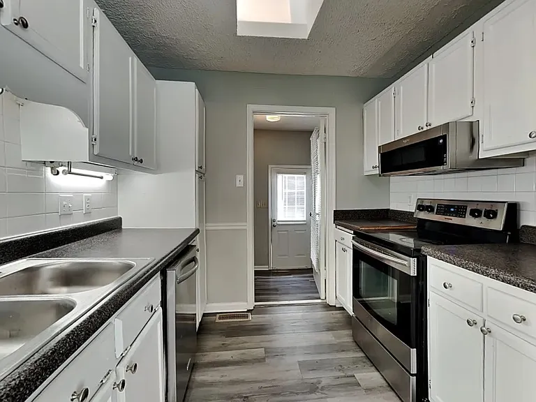 1106 Oakview Rd — Photo 12