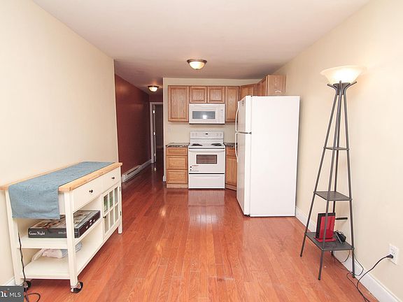 3rd image of 105 S Peach St #1