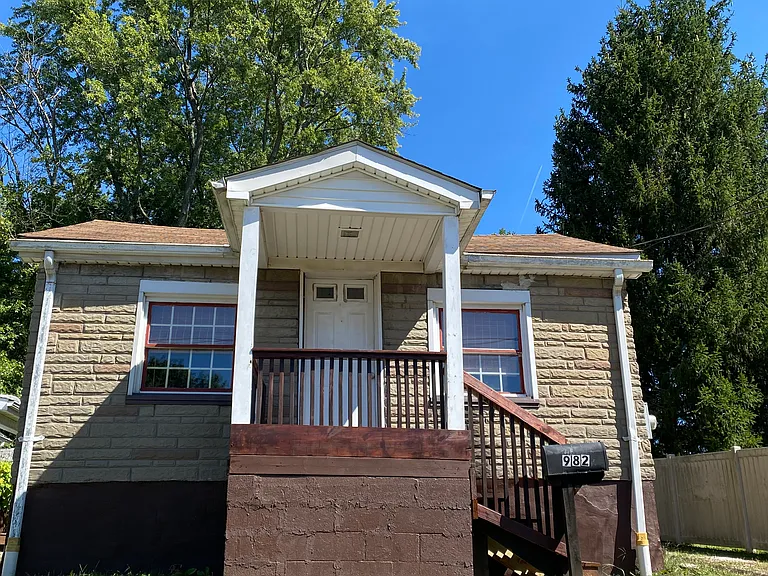 982 Hall Ave — Photo 1