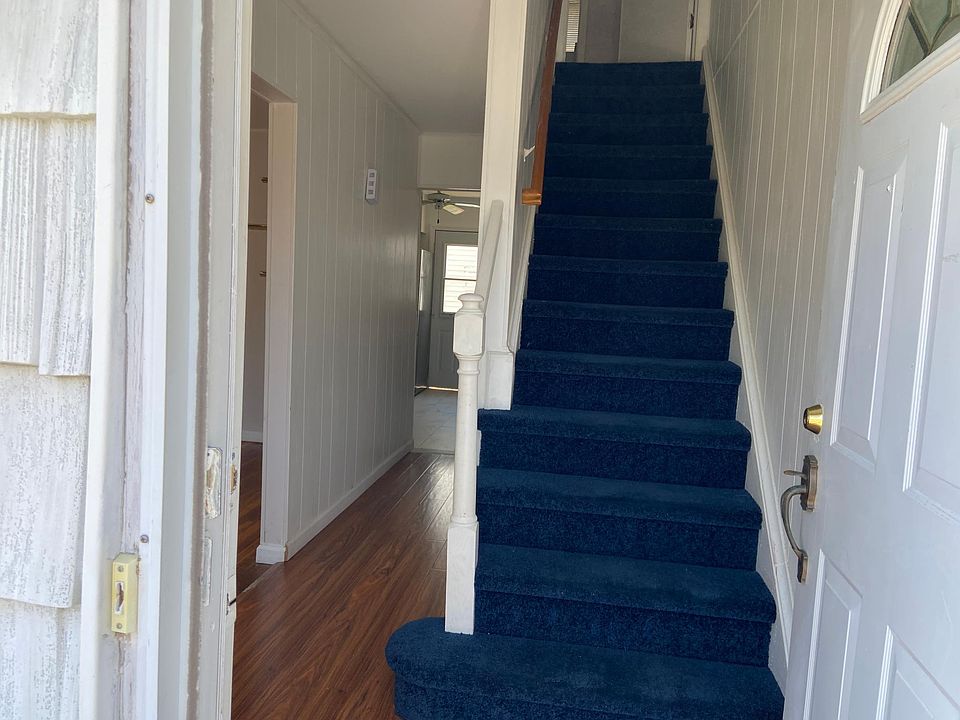 1st image of 402 Roslyn Pl