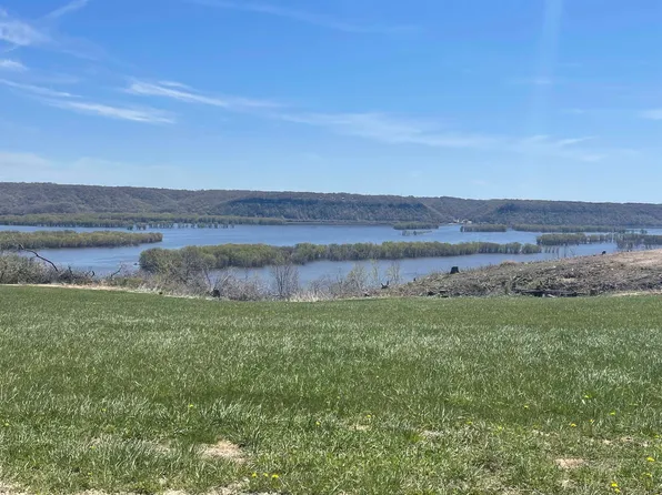 210 Grace Ct, Garnavillo, IA 52049