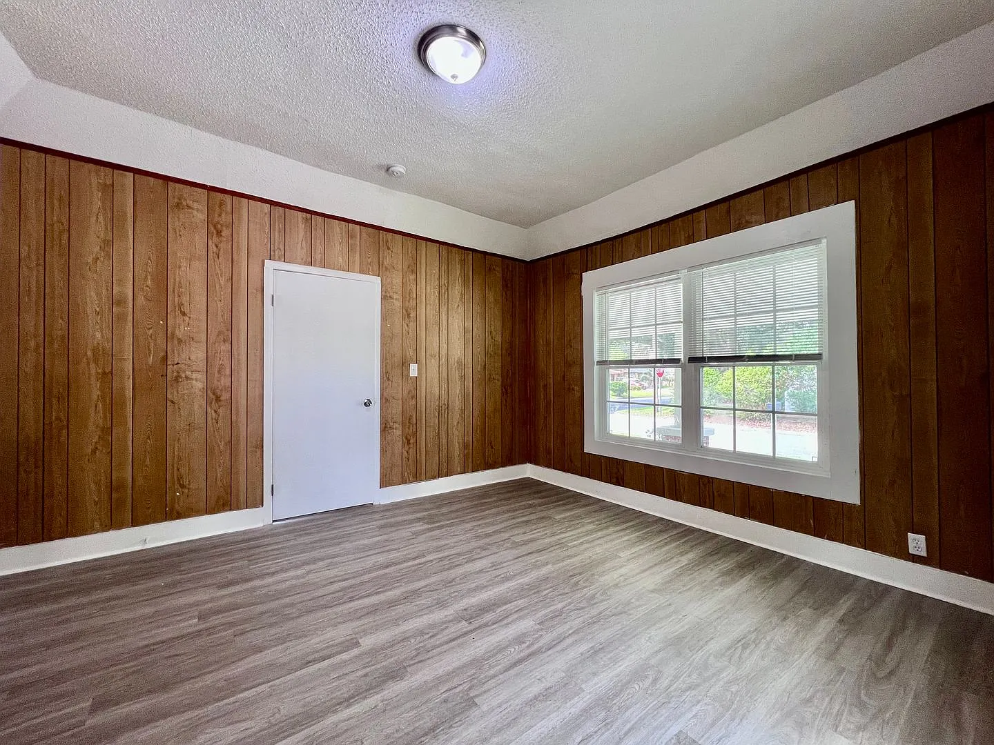 3 bedroom home on corner lot in Liberty City — Photo 4