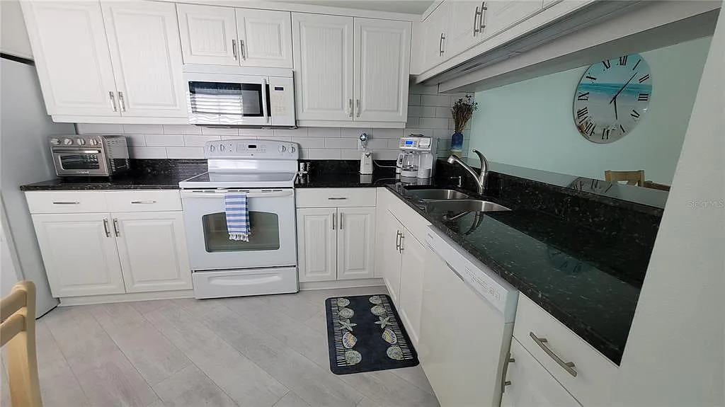 2 bed, 2.0 bath, 1272 sqft, $5,500 — Photo 3