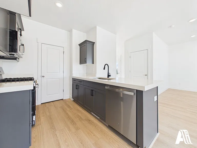 437 E 650 N — Photo 21