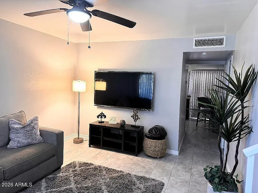 2 bed, 1.5 bath, 1008 sqft, $2,000 — Photo 2