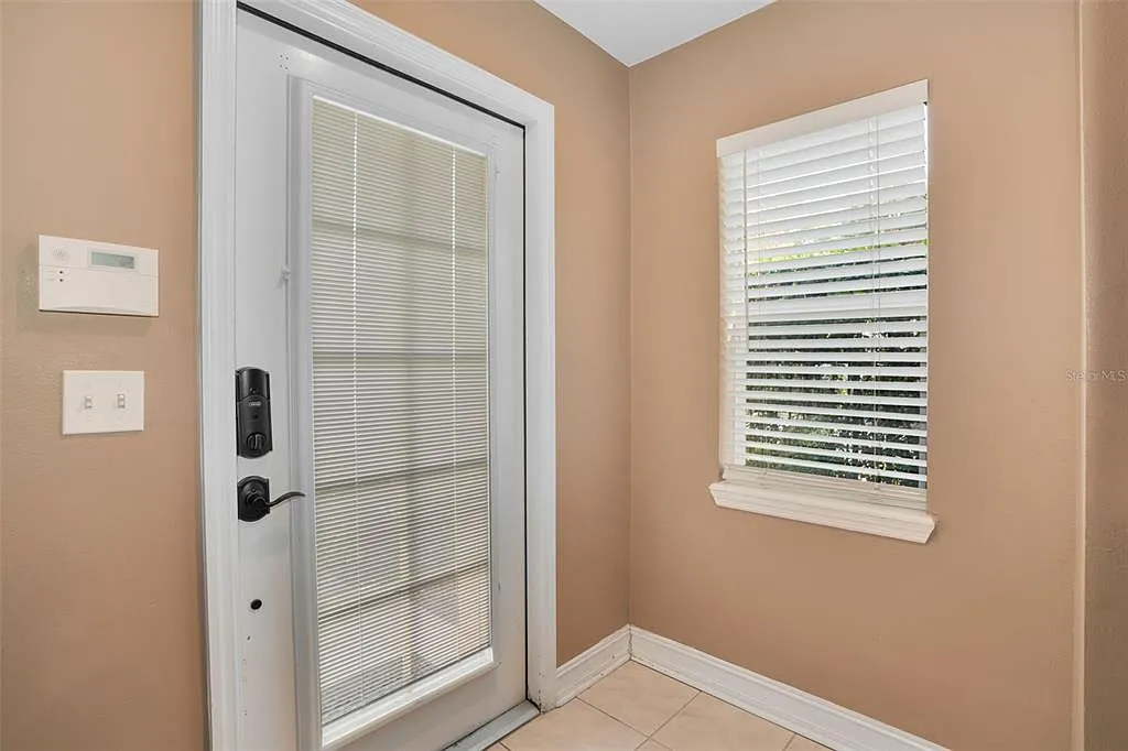 3 bed, 2.5 bath, 2022 sqft, $2,850 — Photo 2