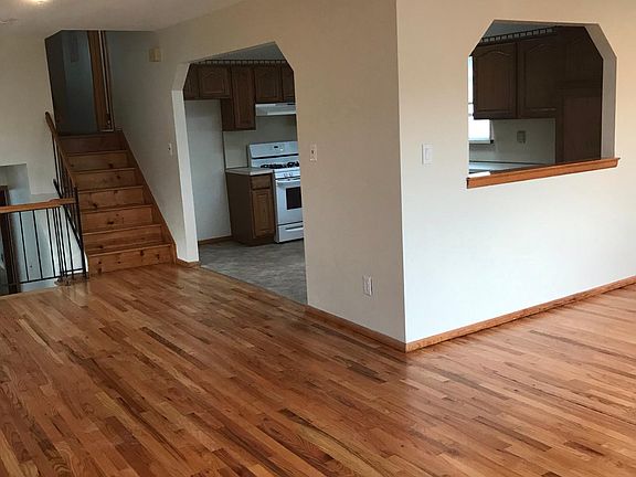 3rd image of 181 Spratt Ave