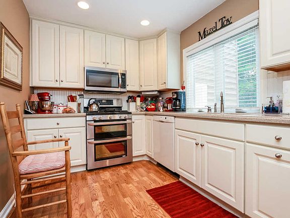 5th image of 2446 Elmwood Dr SE