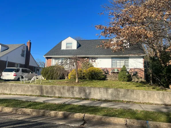 24 Tredwell Rd, Mineola, NY 11501