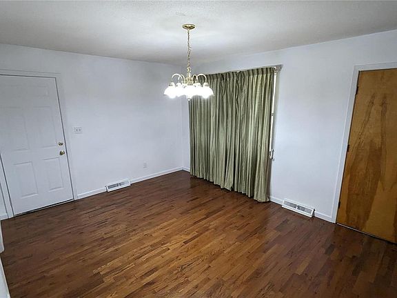4th image of 933 Benton St