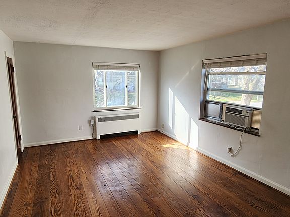 2nd image of 5902 Woodmont Ave #3
