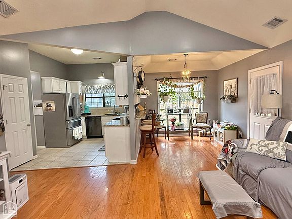 4th image of 1213 Hemingway Cir