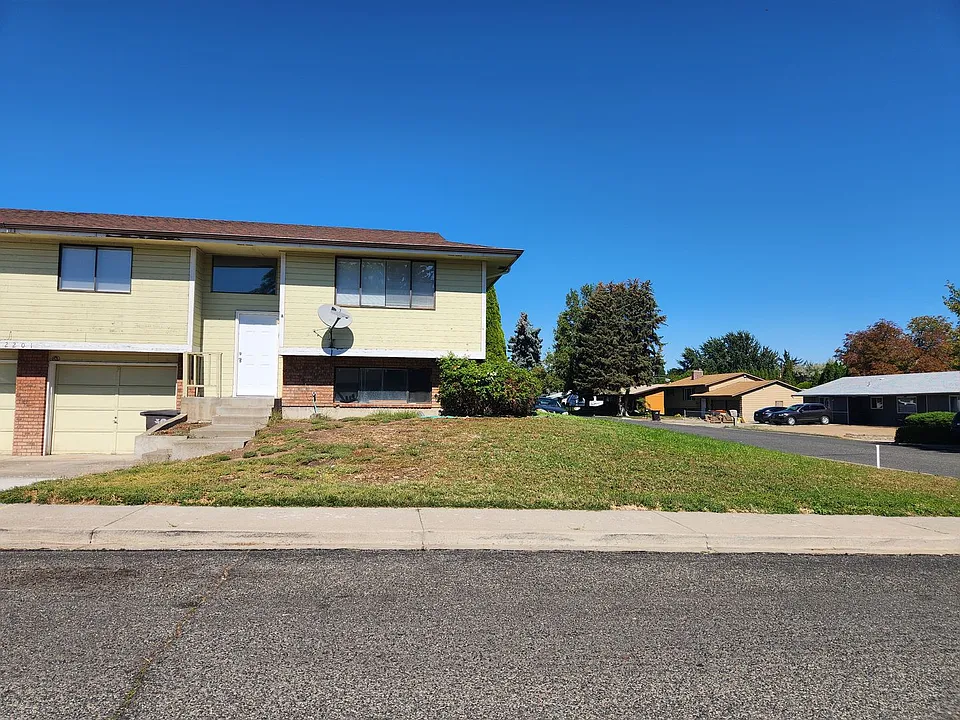 2201 W Logan Ave
