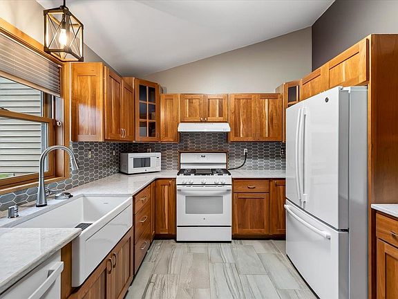 4th image of 3522 Field Crest Way