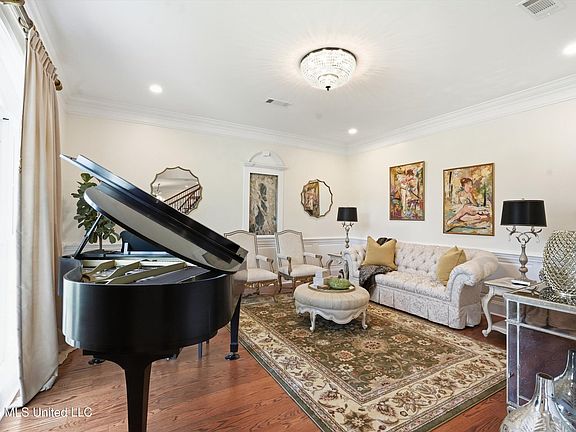 5th image of 301 Pinehurst Cir