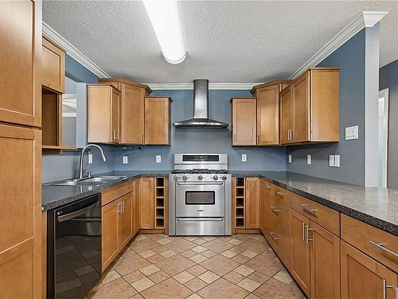 4th image of 1023 N Starrett Rd