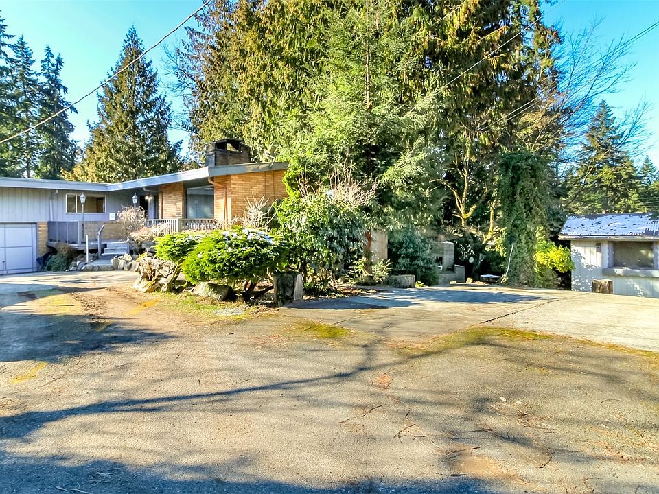 WELCOME!  Come on in and check out this lovely home, lots of room to roam. Extra parking pad with a shed. Home is located in a cul-de-sac. >