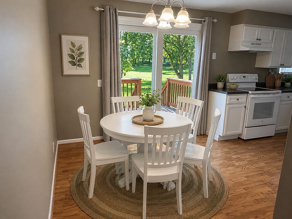 Dining area - private deck off sliding glass door