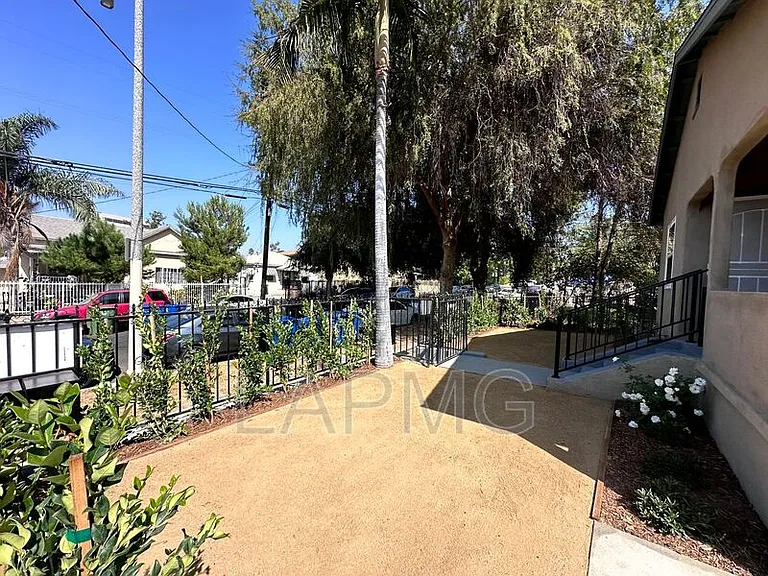 1460 Ricardo St — Photo 30