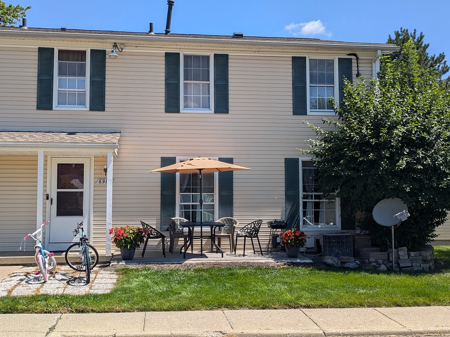3 bed, 1.5 bath, 1200 sqft, $1,800 — Photo 2