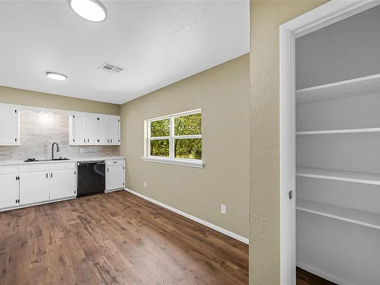 703 SE Sullivan Dr — Photo 5
