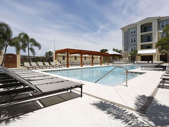 3rd image of 10496 Roosevelt Blvd N