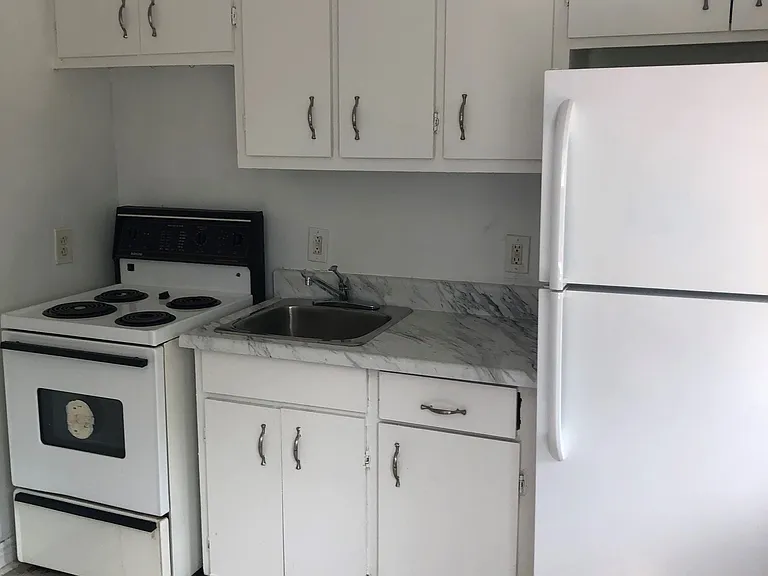 38 Lambton Ave — Photo 13