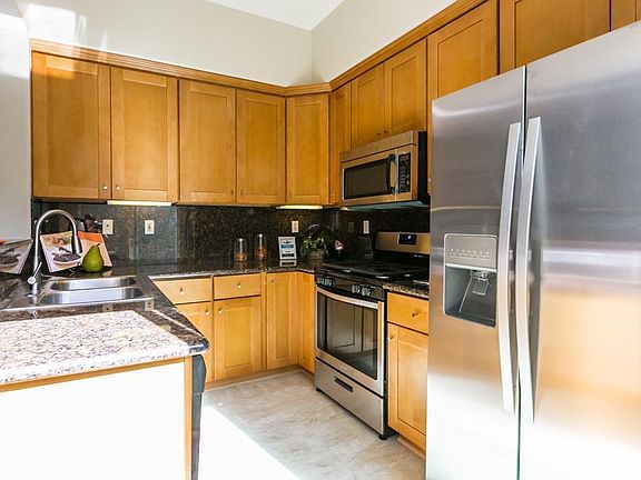 3rd image of 876 Towne Dr