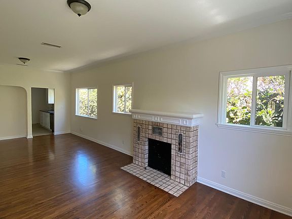 4th image of 811 N La Jolla Ave