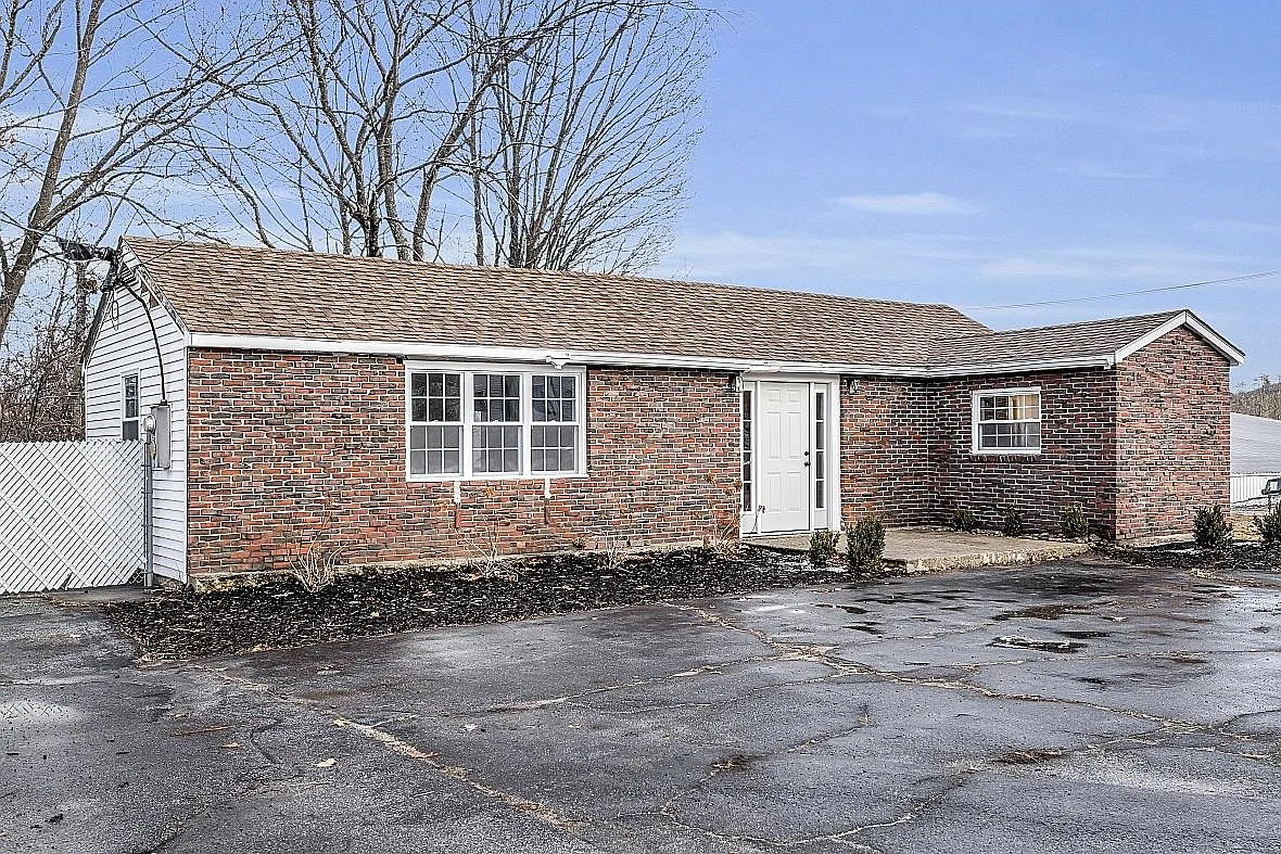 3 bed, 2.0 bath, 1594 sqft, $3,000 — Photo 2