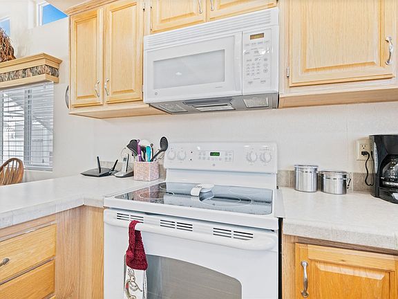 4th image of 742 Emerald Dr