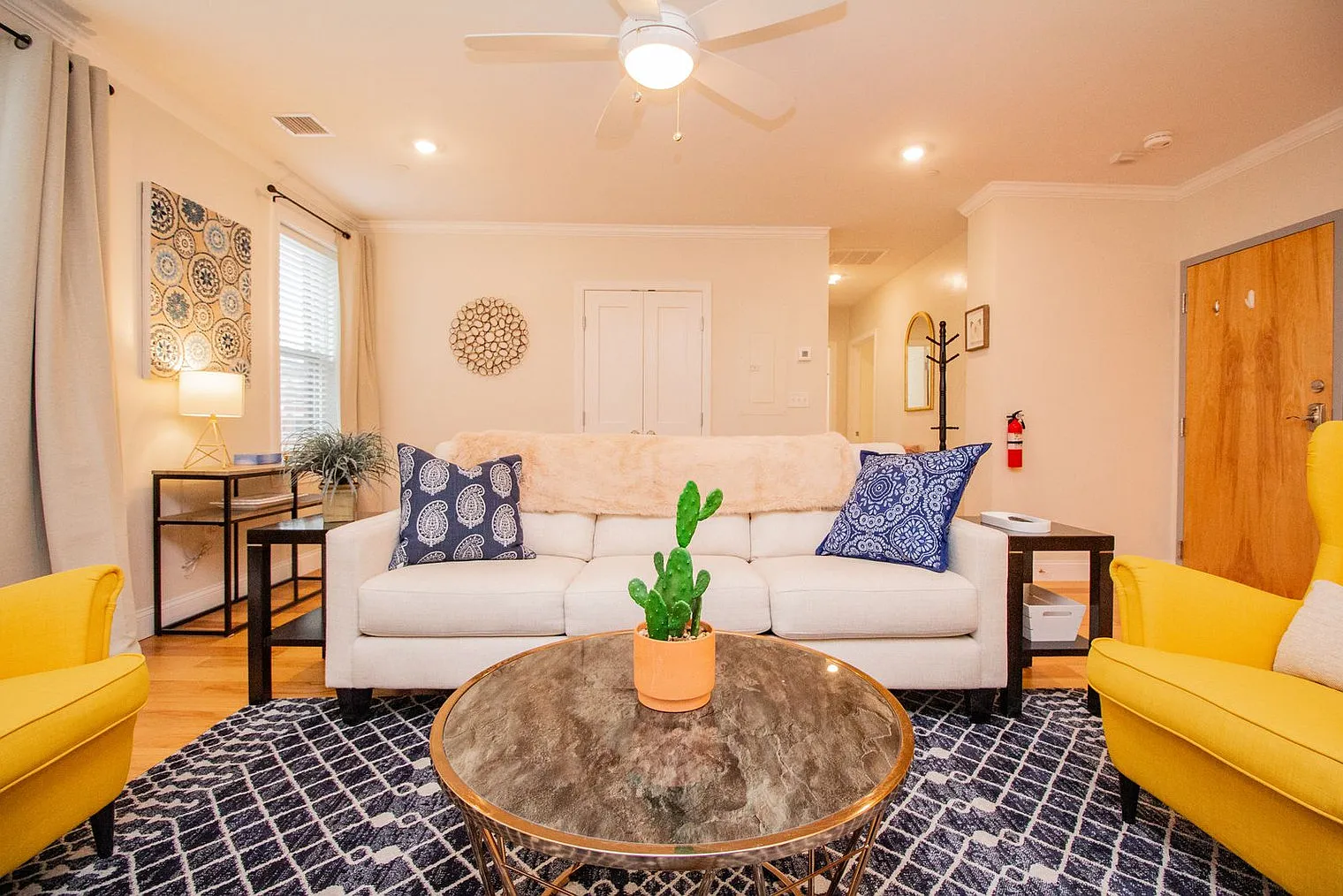 2 bed, 2.0 bath, 990 sqft, $6,598 — Photo 2