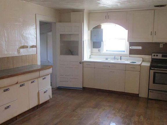 3rd image of 500 E 3rd St