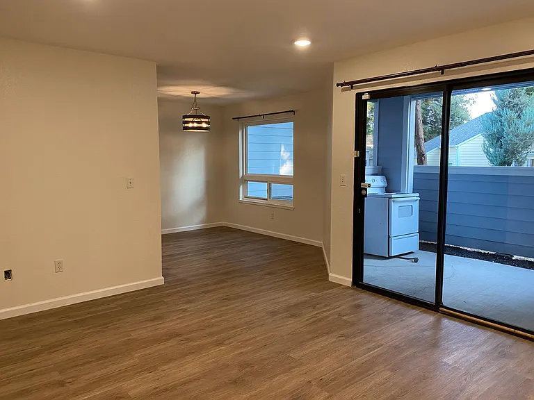 2710 Ivy Ln — Photo 4