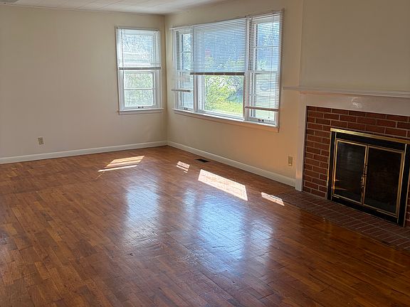 3rd image of 902 Ridgeview Rd