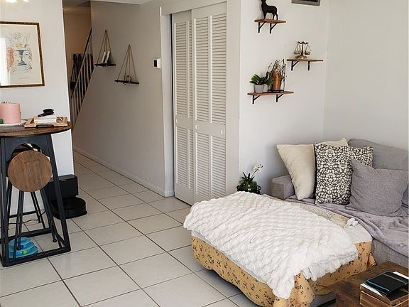 4th image of 864 Courtington Ln #1