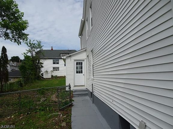3rd image of 689 Sayre Ave