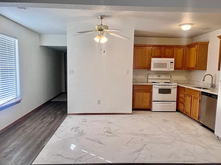 504 SW 6th St — Photo 6