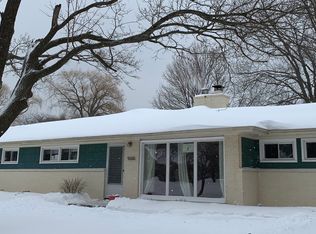 9006 N Rexleigh Dr, Bayside, WI 53217