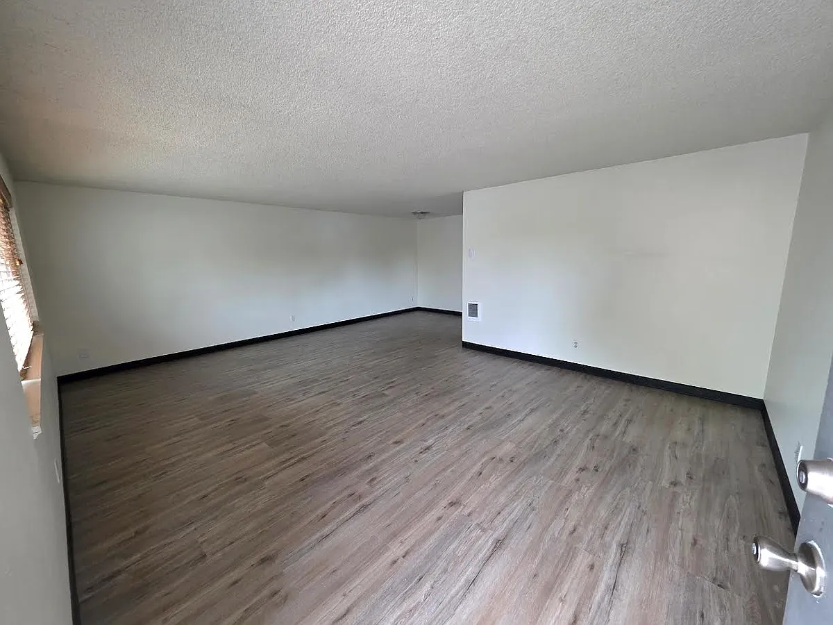 Building Photo - 256 E Powell St #1