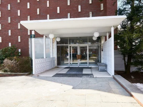 2 Hammond Pond Pkwy APT 203, Newton, MA 02467